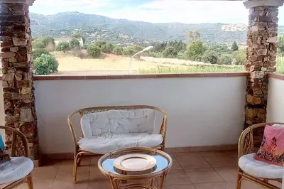 Vista generica sulle montagne o vista sulle montagne dall'interno della casa vacanze