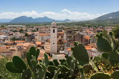 Vista generica sulle montagne o vista sulle montagne dall'interno della casa vacanze
