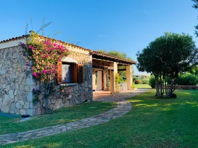 Giardino di BouganVilla by the Beach - San Teodoro 1