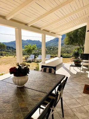 Vista generica sulle montagne o vista sulle montagne dall'interno della casa vacanze