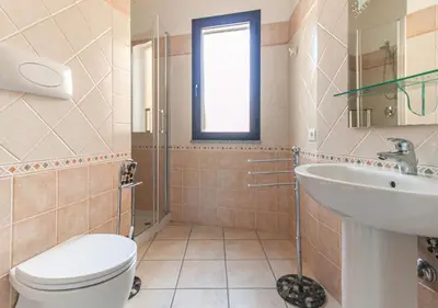 Bagno di Comodità di una recente costruzione con posto auto