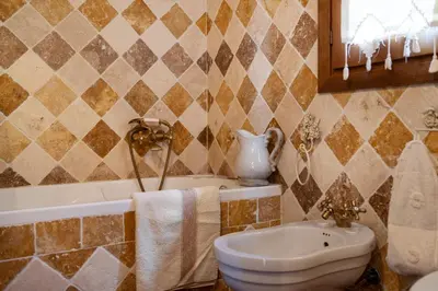 Bagno di Antica Caresi B&B