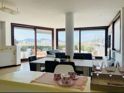 Vista generica sulle montagne o vista sulle montagne dall'interno dell'appartamento