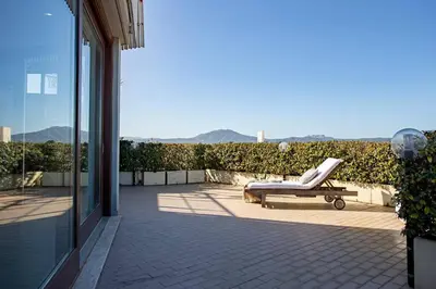 Vista generica sulle montagne o vista sulle montagne dall'interno dell'appartamento