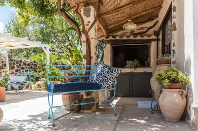 Balcone o terrazza di villa con immenso giardino