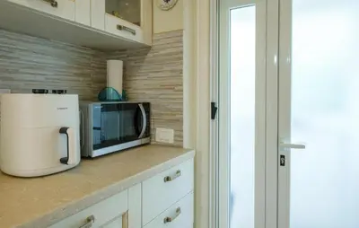 Cucina o angolo cottura di 3 Bedroom Amazing Apartment In Posada