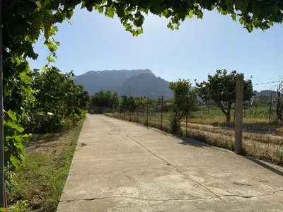 Vista generica sulle montagne o vista sulle montagne dall'interno of country house