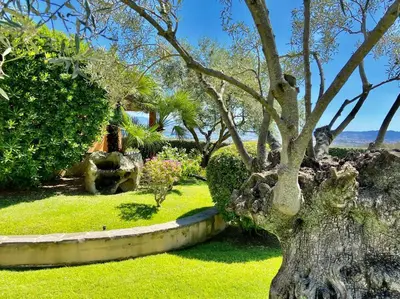 Paesaggio naturale nelle vicinanze della villa