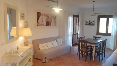 Area soggiorno di Capo Figari 15, Appartamento spazioso nel centro di Golfo Aranci con terrazza, Wi-Fi, parcheggio gratuito
