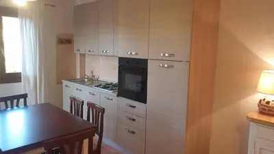 Cucina o angolo cottura di Capo Figari 15, Appartamento spazioso nel centro di Golfo Aranci con terrazza, Wi-Fi, parcheggio gratuito