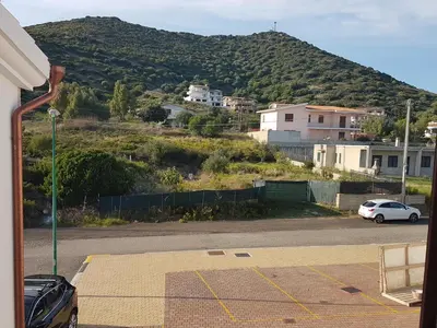 Vista generica sulle montagne o vista sulle montagne dall'interno della casa vacanze