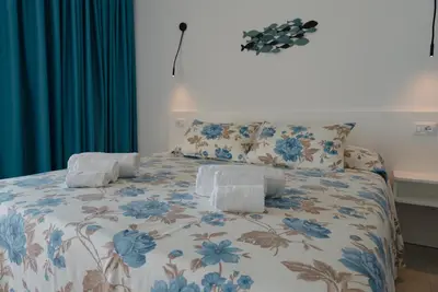 Letto o letti in una camera di Rooms, affittacamere Maksim