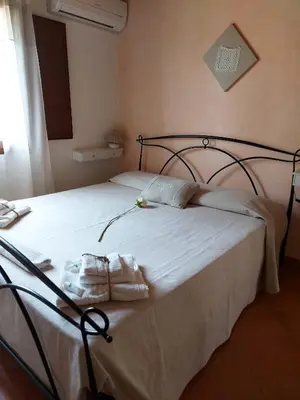 Letto o letti in una camera di Donnigheddu