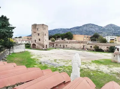 Vista generica sulle montagne o vista sulle montagne dall'interno dell'appartamento
