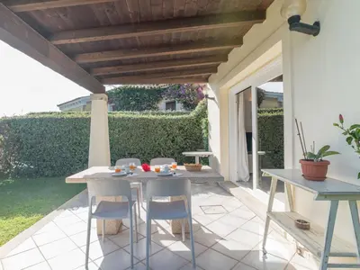 Patio o area all'aperto di Apartment Fiordaliso by Interhome