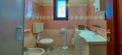 Bagno di Appartamento sette posti vicino al centro di San Teodoro