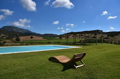 Vista generica sulle montagne o vista sulle montagne dall'interno della villa