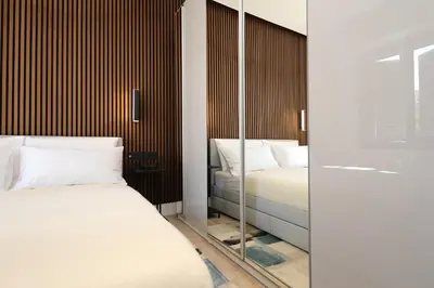 Letto o letti in una camera di Renovated & fully equipped-Luxurious-2Room Fontana Suite, it just doesn't get any better!