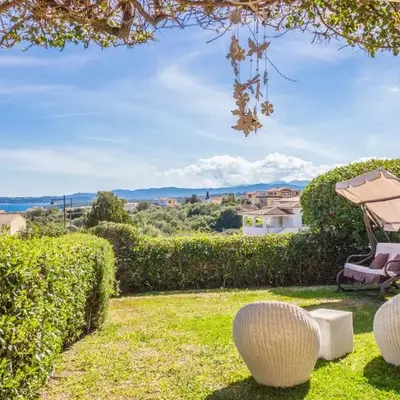 GuestHost - Amazing Sea View Flat with Swimming Pool!