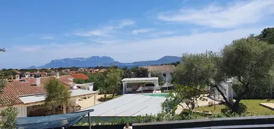 Vista generica sulle montagne o vista sulle montagne dall'interno dell'appartamento