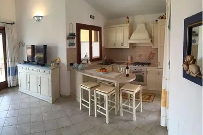 Cucina o angolo cottura di Bellissima villa Alessandra grande piscina privata giardino BQ posto auto