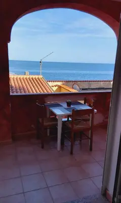 Vista generica sul mare o vista sul mare dall'interno dell'appartamento